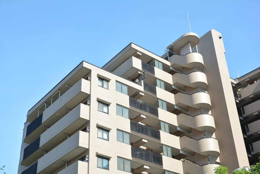 Ristrutturazione casa e vicinato: avviso di scuse per lavori nel condominio