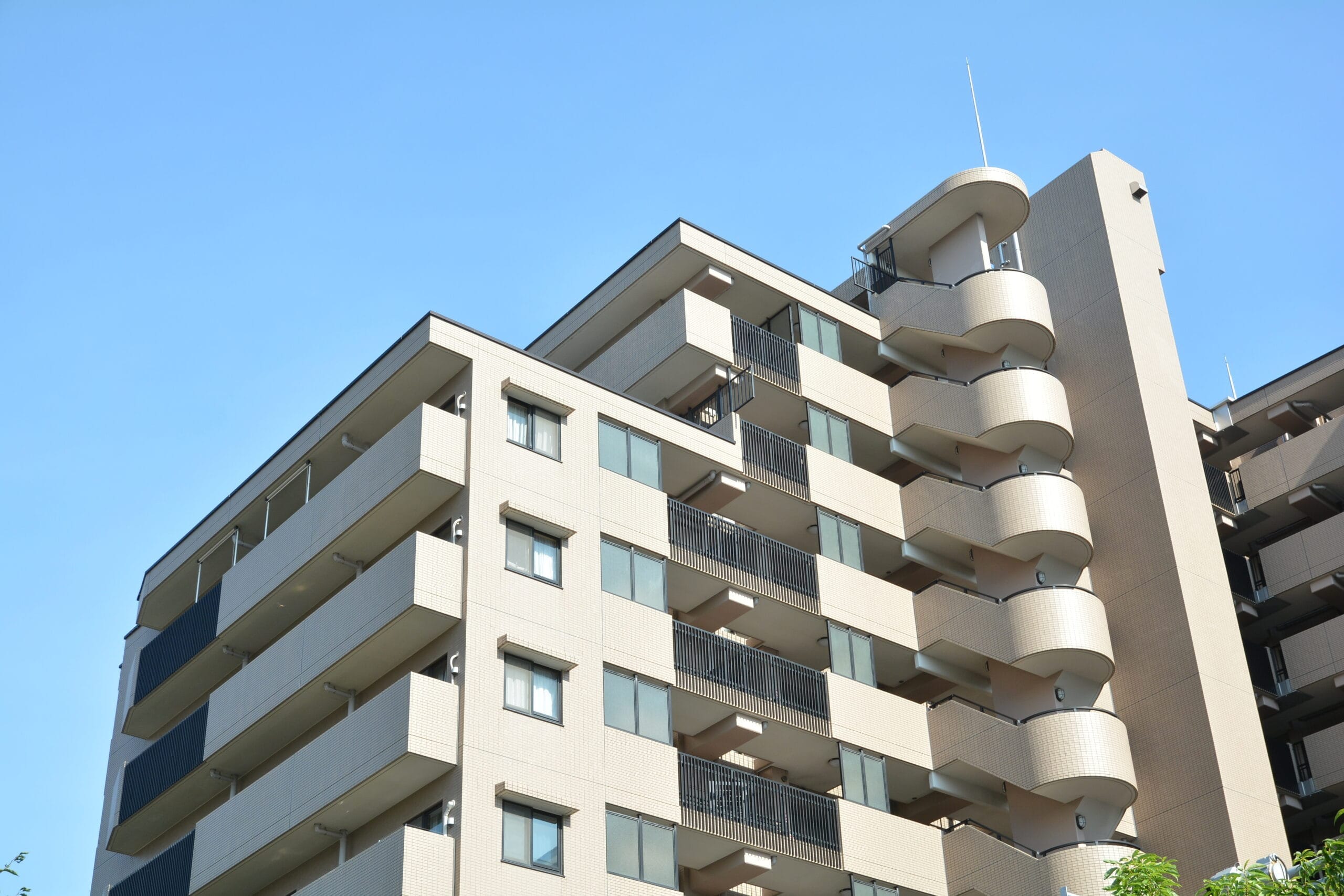 Ristrutturazione casa e vicinato: avviso di scuse per lavori nel condominio